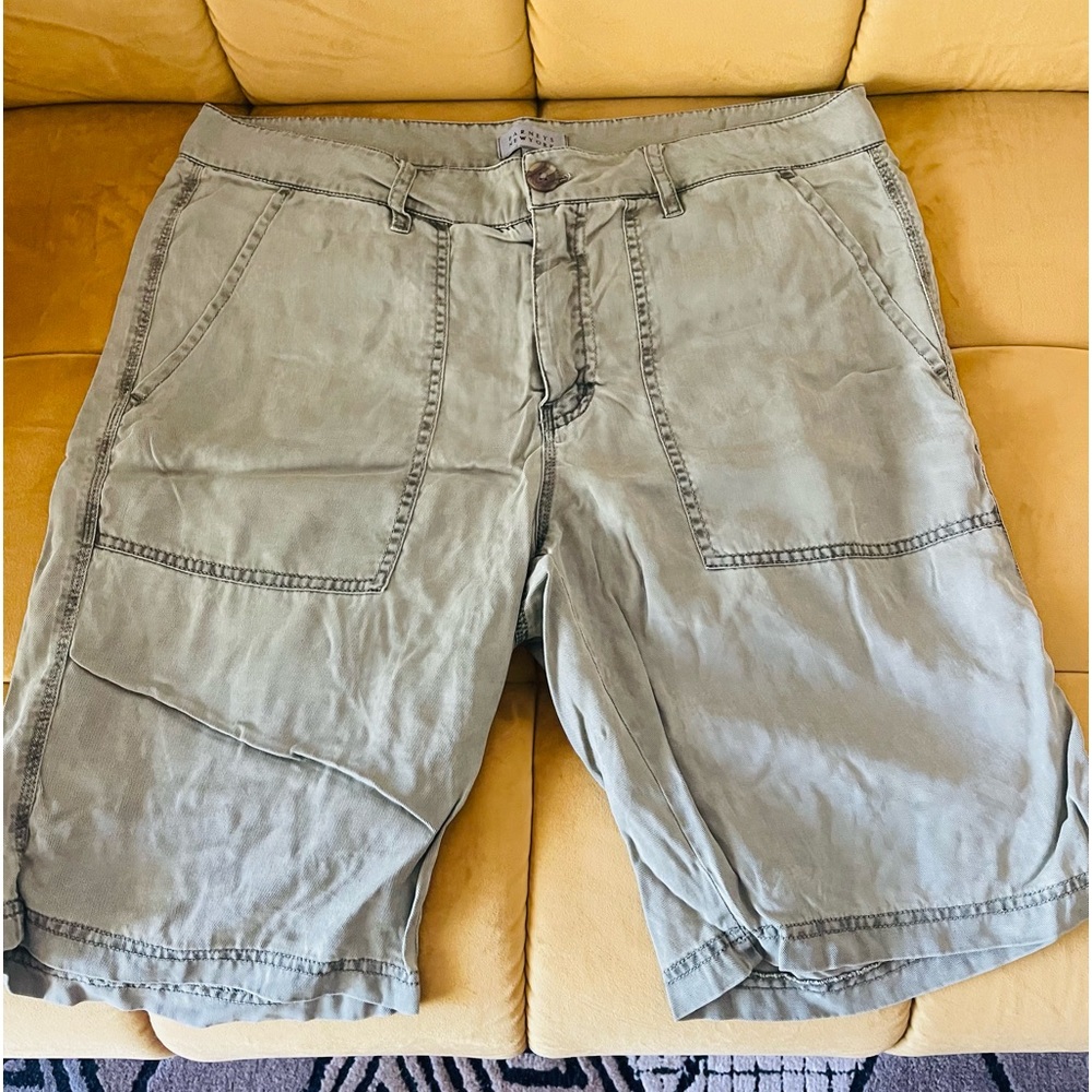 Barneys New York men shorts Sz 34